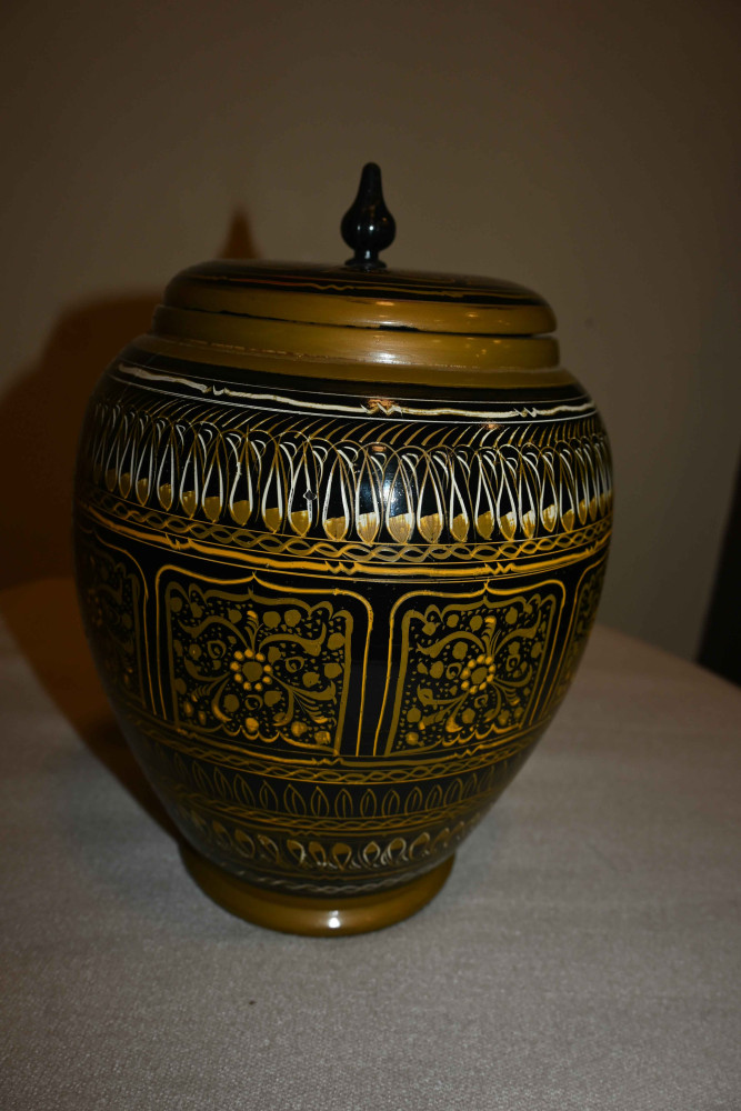 Wooden lequre Art engraved candi jar