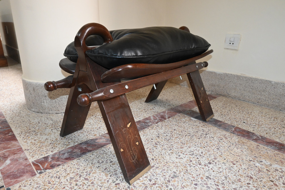 Wooden stool folding  with leatherite cushion