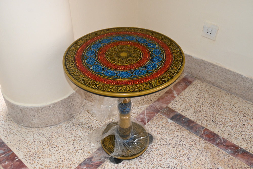 Round table with lacquer art